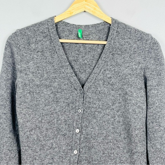 United Colors of Benetton gray 100% wool v-neck button front cardigan, small. - Picture 3 of 8